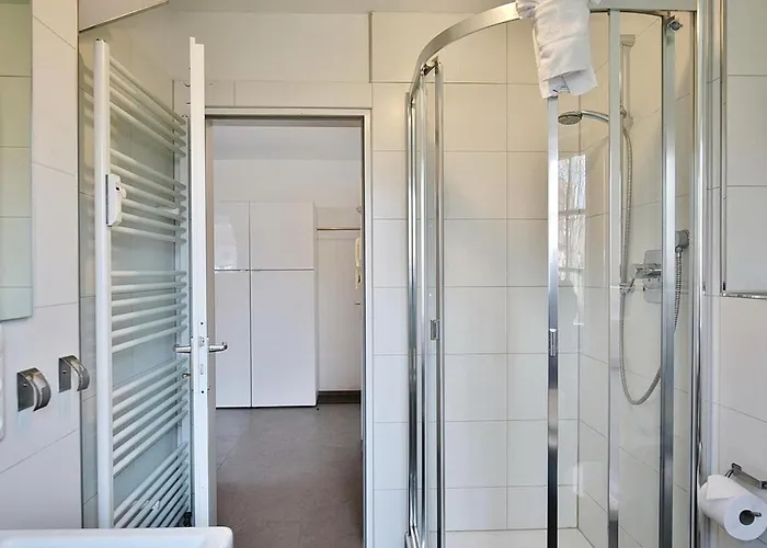 Am Rosenhain 9 Am Rosenhain 9 4 *